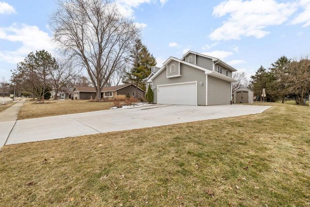 233 Sunnyhill LANE, Oconomowoc, WI 53066