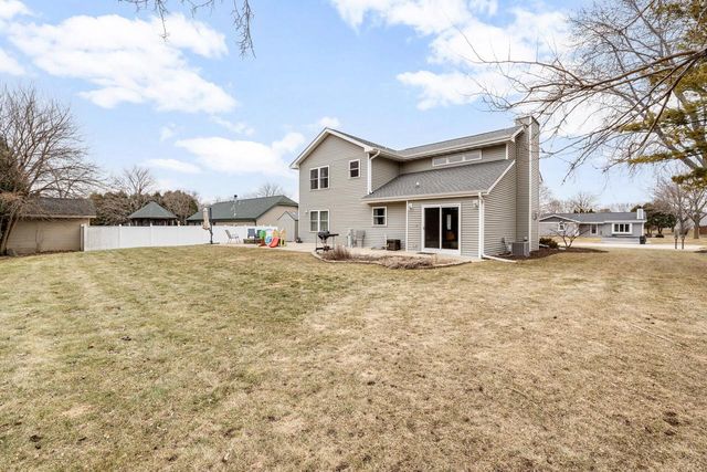 233 Sunnyhill LANE, Oconomowoc, WI 53066