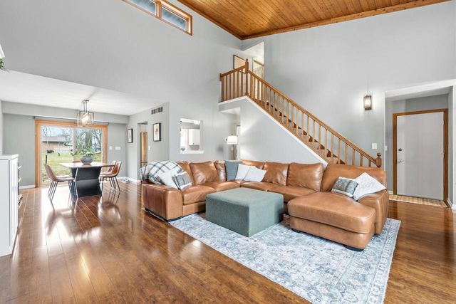 233 Sunnyhill LANE, Oconomowoc, WI 53066