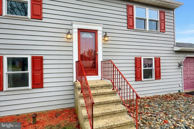 2228 HEATHER RD, York, PA 17408