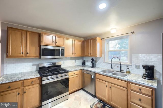 2228 HEATHER RD, York, PA 17408