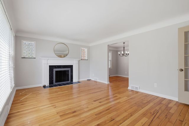 1882 Kenmore Drive, Grosse Pointe Woods City, MI 48236