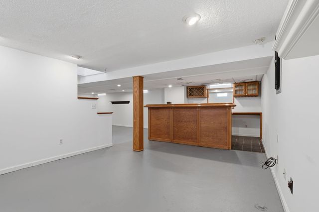 1882 Kenmore Drive, Grosse Pointe Woods City, MI 48236