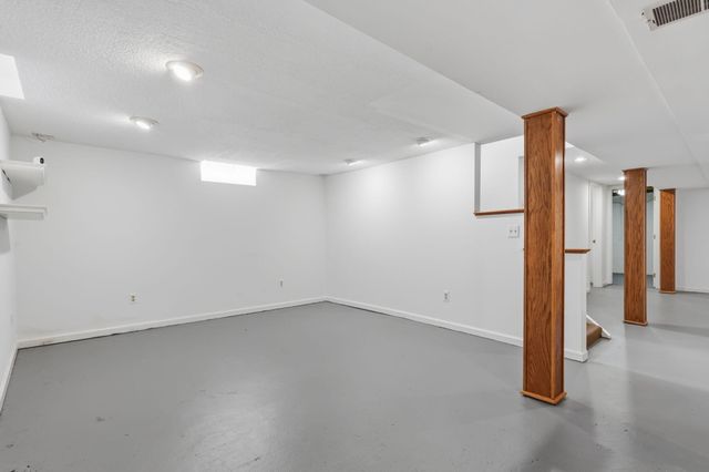 1882 Kenmore Drive, Grosse Pointe Woods City, MI 48236