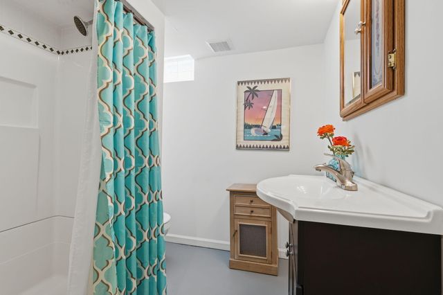 1882 Kenmore Drive, Grosse Pointe Woods City, MI 48236