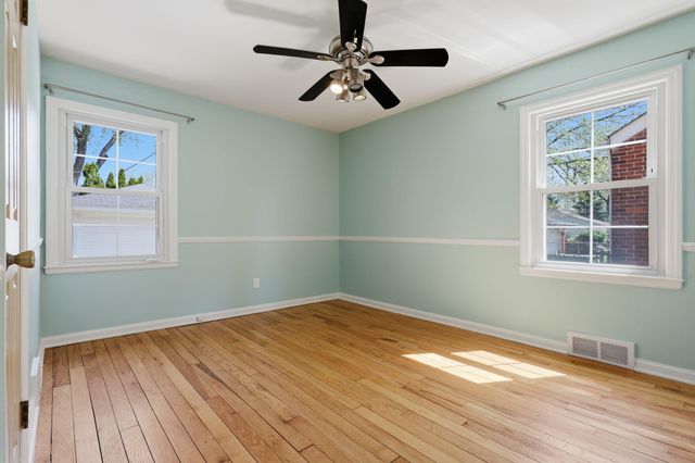 1882 Kenmore Drive, Grosse Pointe Woods City, MI 48236