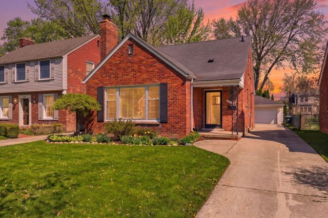 1882 Kenmore Drive, Grosse Pointe Woods City, MI 48236