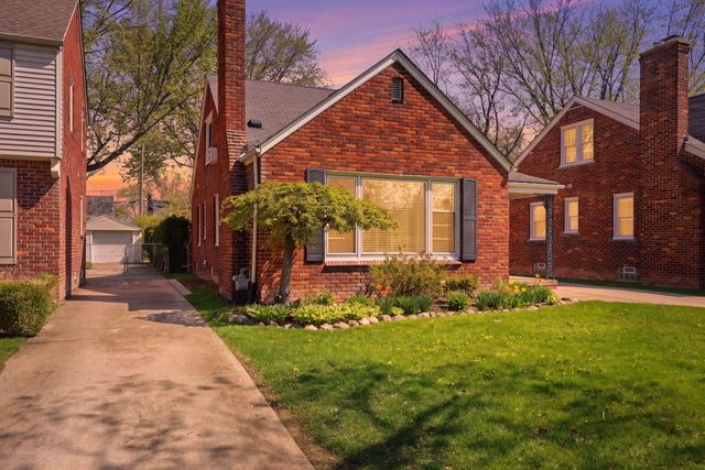 1882 Kenmore Drive, Grosse Pointe Woods City, MI 48236