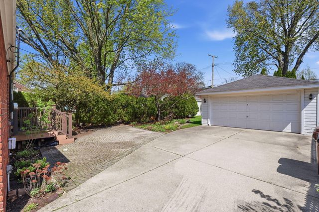 1882 Kenmore Drive, Grosse Pointe Woods City, MI 48236