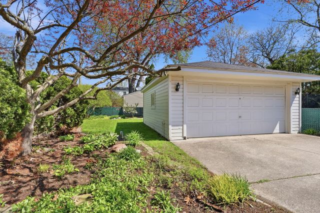 1882 Kenmore Drive, Grosse Pointe Woods City, MI 48236