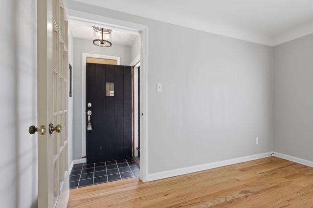 1882 Kenmore Drive, Grosse Pointe Woods City, MI 48236