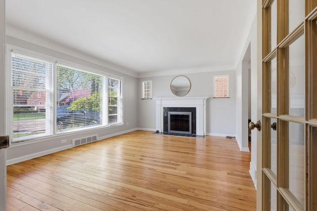 1882 Kenmore Drive, Grosse Pointe Woods City, MI 48236