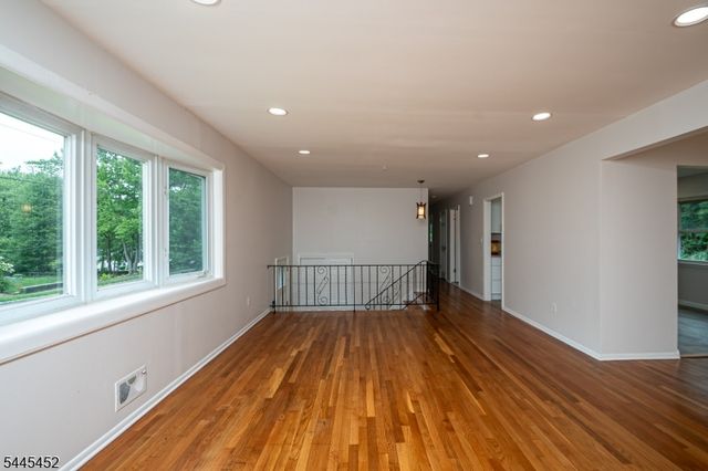 5 Crossbrook Ln, West Caldwell Twp., NJ 07006
