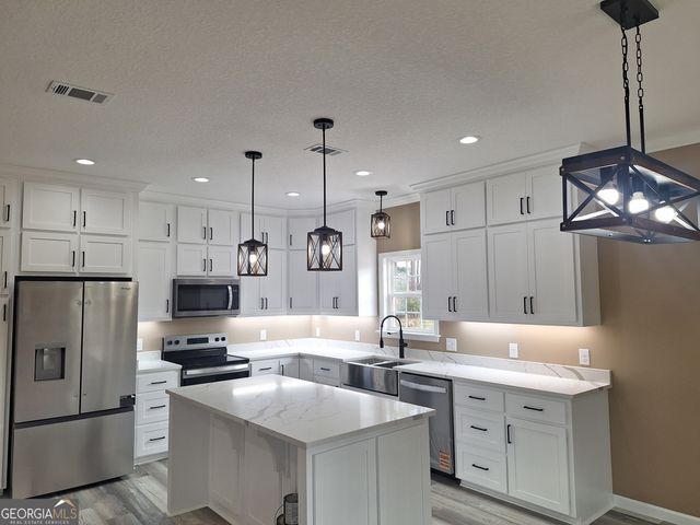 155 Peach Lane, Baxley, GA 31513