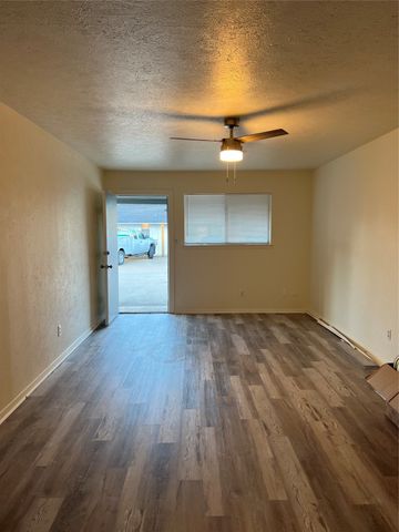 202 S Broadway Street, Bells, TX 75414