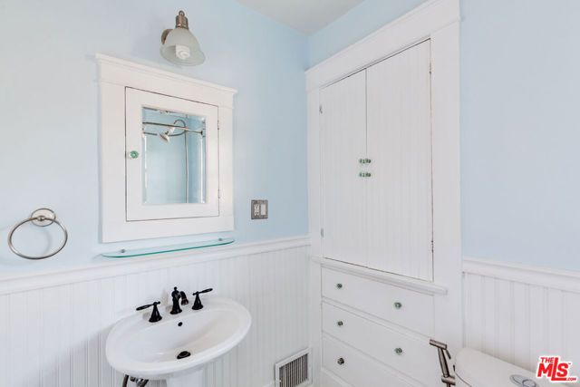 1005 W Kensington Road, Los Angeles, CA 90026