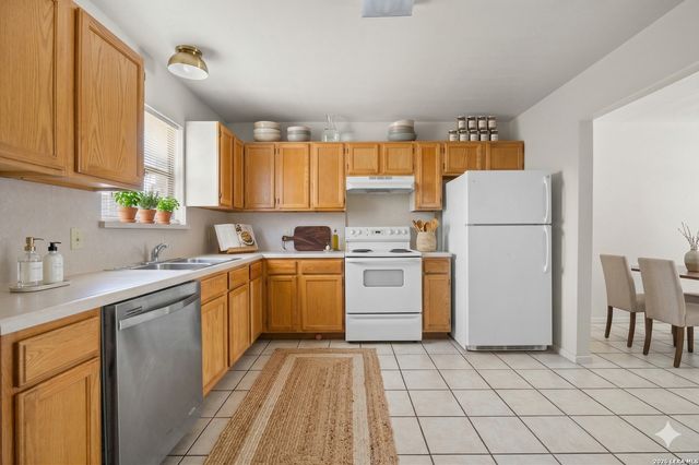 1118 W Goodwin, Pleasanton, TX 78064