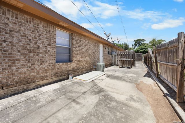 1118 W Goodwin, Pleasanton, TX 78064