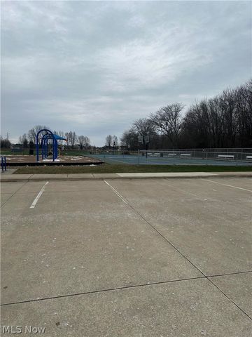 82 Stonesthrow Drive, Berea, OH 44017