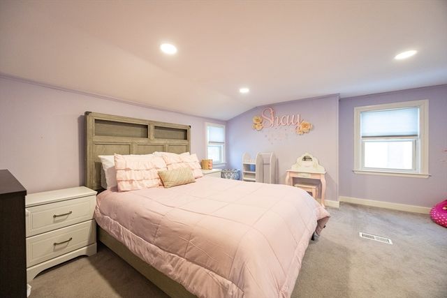 16 Sunset Dr, Peabody, MA 01960