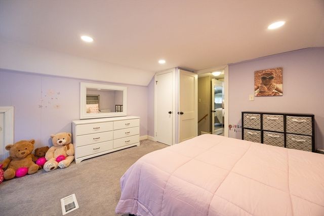 16 Sunset Dr, Peabody, MA 01960