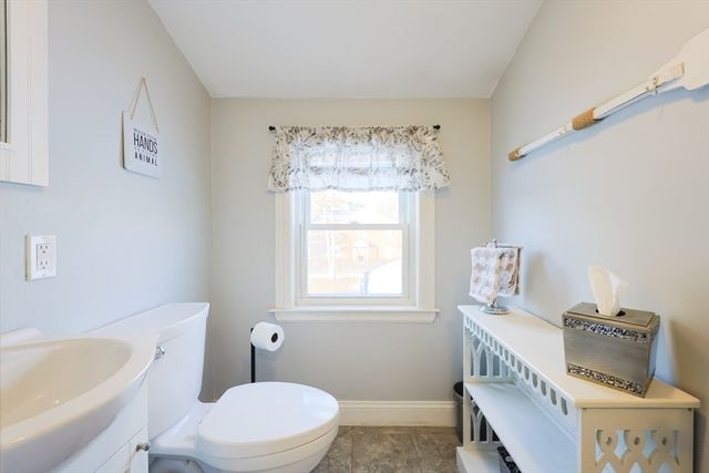 16 Sunset Dr, Peabody, MA 01960