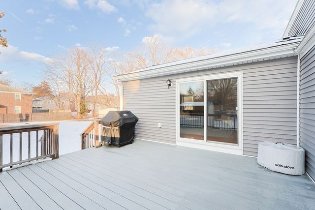 16 Sunset Dr, Peabody, MA 01960
