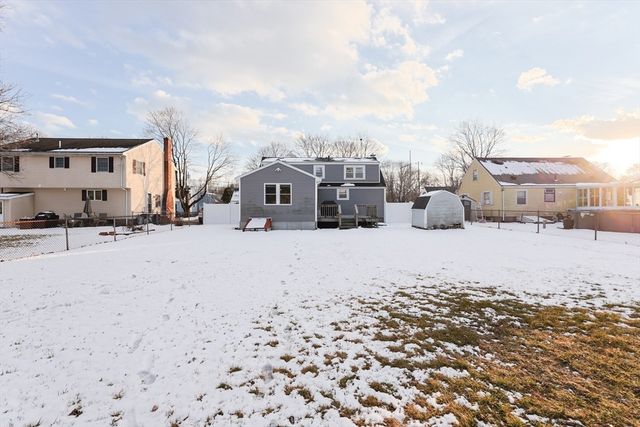 16 Sunset Dr, Peabody, MA 01960