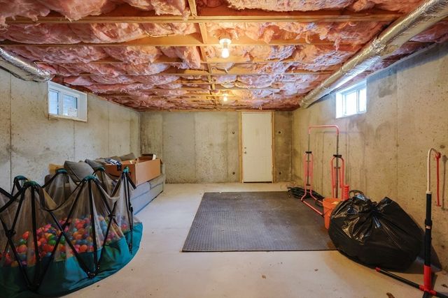 16 Sunset Dr, Peabody, MA 01960