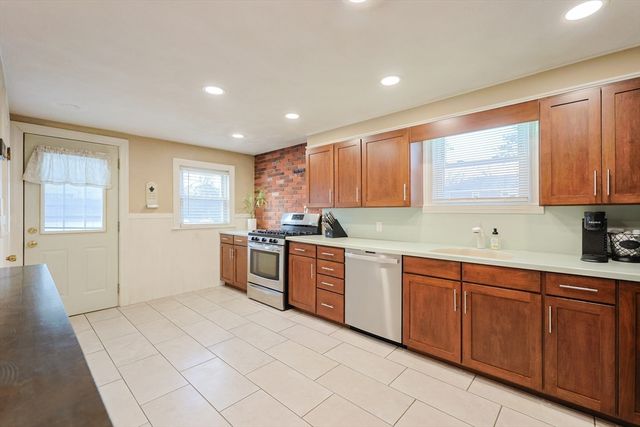 16 Sunset Dr, Peabody, MA 01960