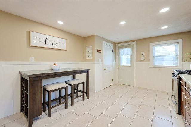 16 Sunset Dr, Peabody, MA 01960