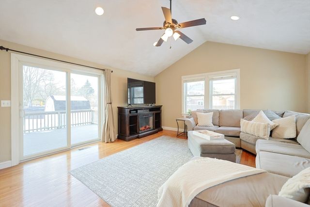 16 Sunset Dr, Peabody, MA 01960