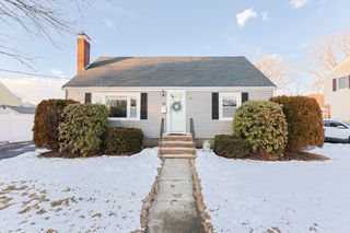 16 Sunset Dr, Peabody, MA 01960