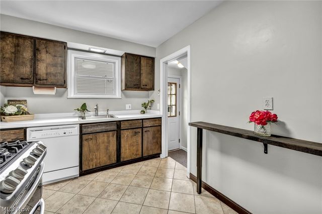 1371 Cranover Road, Lyndhurst, OH 44124