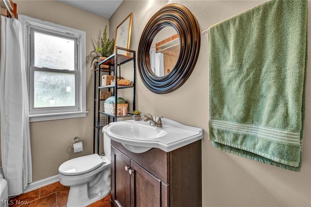 1371 Cranover Road, Lyndhurst, OH 44124