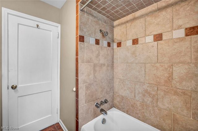 1371 Cranover Road, Lyndhurst, OH 44124