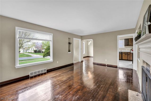 1371 Cranover Road, Lyndhurst, OH 44124