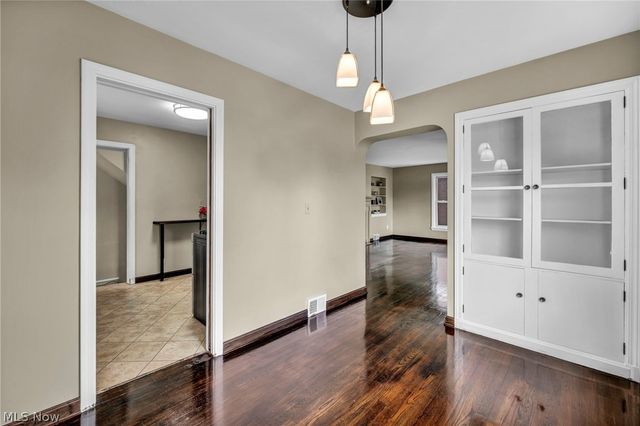 1371 Cranover Road, Lyndhurst, OH 44124