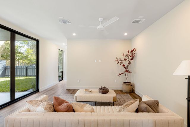 4414 Banister LN 1, Austin, TX 78745