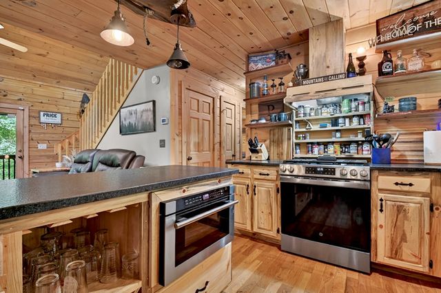 979 Cherokee Lane, Mccaysville, GA 30555