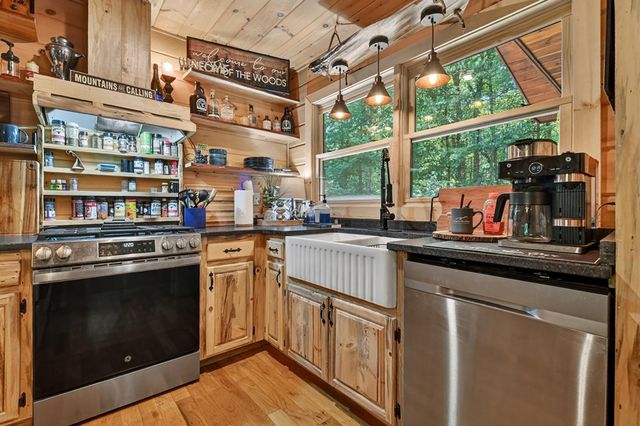 979 Cherokee Lane, Mccaysville, GA 30555