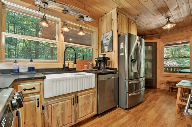 979 Cherokee Lane, Mccaysville, GA 30555