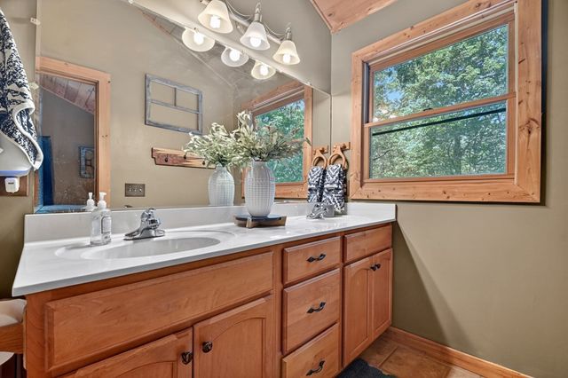 979 Cherokee Lane, Mccaysville, GA 30555