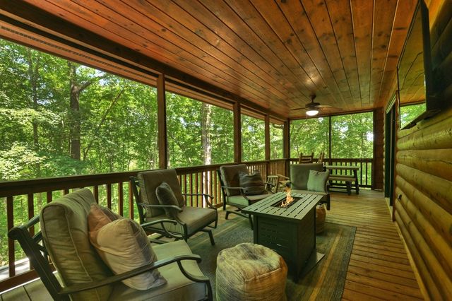 979 Cherokee Lane, Mccaysville, GA 30555