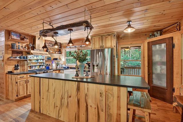 979 Cherokee Lane, Mccaysville, GA 30555