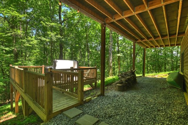 979 Cherokee Lane, Mccaysville, GA 30555