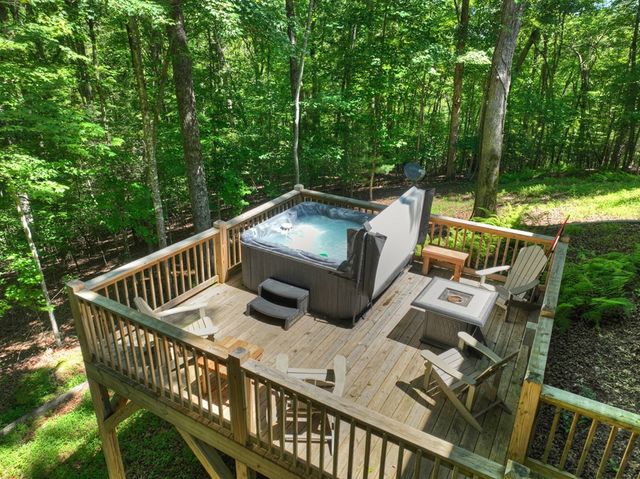 979 Cherokee Lane, Mccaysville, GA 30555