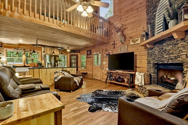 979 Cherokee Lane, Mccaysville, GA 30555