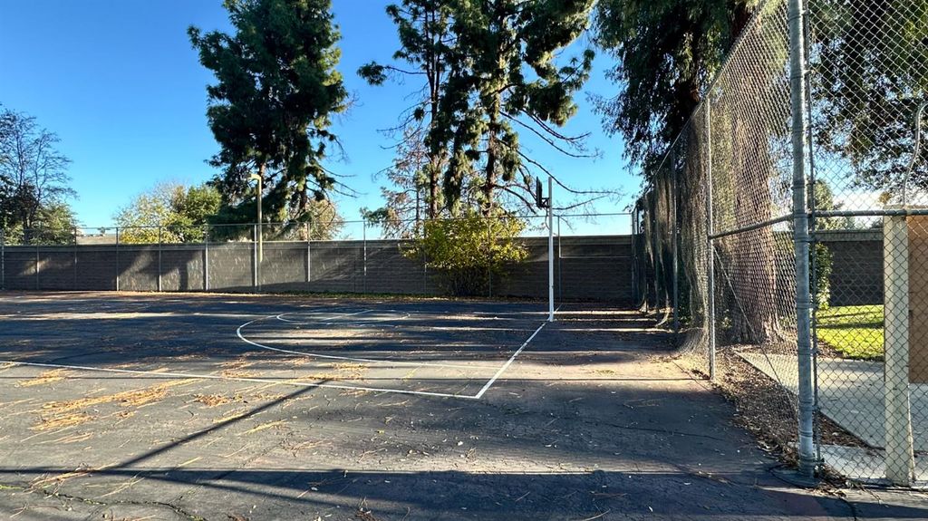 Image 30 of property listing at 2881 Huntington Boulevard # 235, Fresno, CA 93721