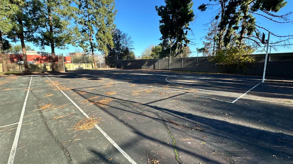 Image 31 of property listing at 2881 Huntington Boulevard # 235, Fresno, CA 93721